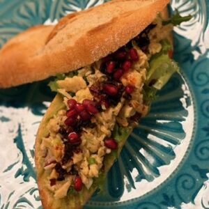 NIEUW!!! Broodje Avocado met roerei, granaatappel en crispy chilli olie