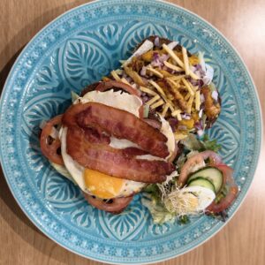 NIEUW!!! Clubsandwich met gekruide kip, spiegelei, spek